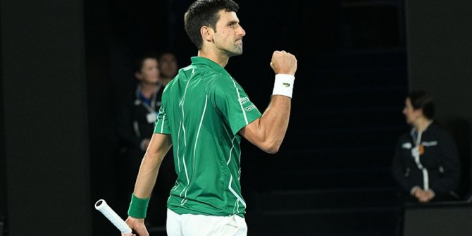 Djokovic zirvede en uzun süre kalma rekorunda Federer'i yakaladı