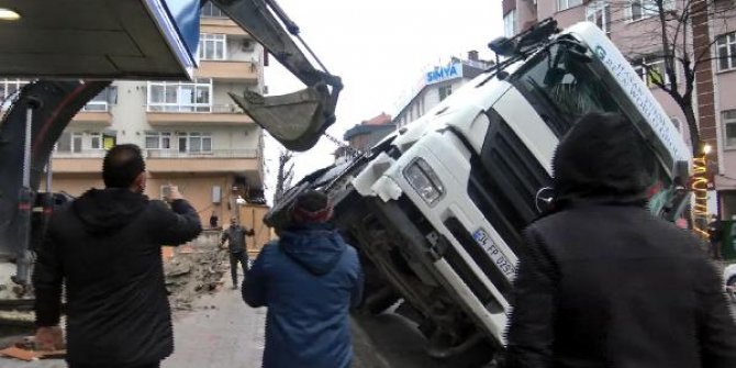 Avcılar'da yıkılan binanın enkaz demiri yüklü kamyon devrildi