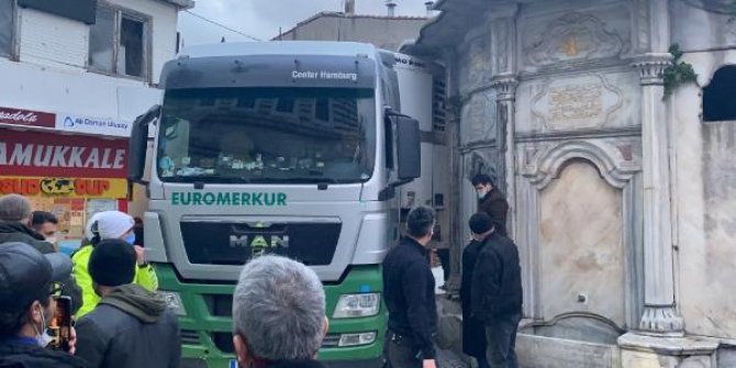 Üsküdar'da TIR dar olan sokakta sıkıştı