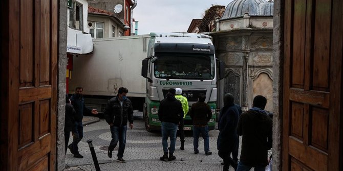 Üsküdar'da yabancı plakalı tır, girdiği ara sokakta sıkıştı