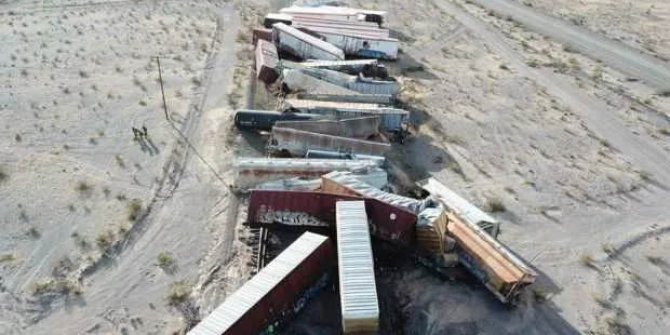 ABD’de yük treni raydan çıktı, 44 vagon birbirine girdi