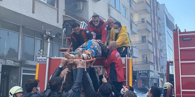 Mersin'de 5 katlı apartmanda çıkan yangın kontrol altına alındı