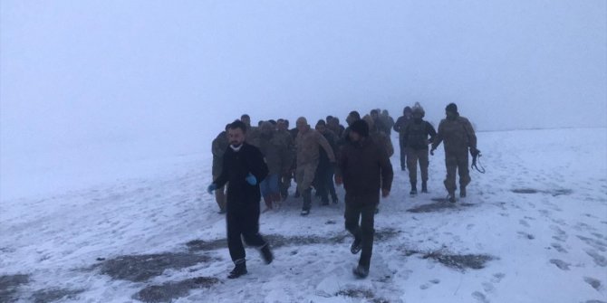 Bitlis'te askeri helikopter düştü