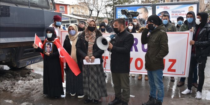 Hakkari'de terör mağduru aileler, HDP İl Başkanlığı önünde eylem yaptı