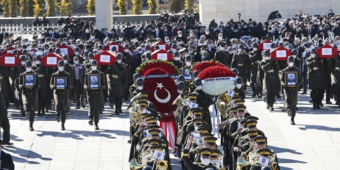 Bitlis'teki helikopter kazasında 11 askerin şehit düşmesi Türkiye'yi yasa boğdu