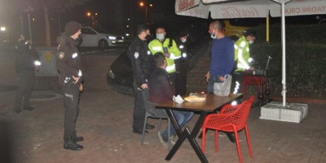 Kaza yapan iki arkadaş, hiçbir şey olmamış gibi restoranda yemek yedi