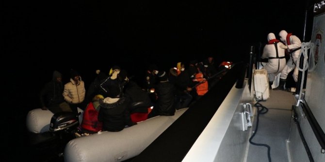 Balıkesir'de 36 sığınmacı botları batmak üzereyken kurtarıldı