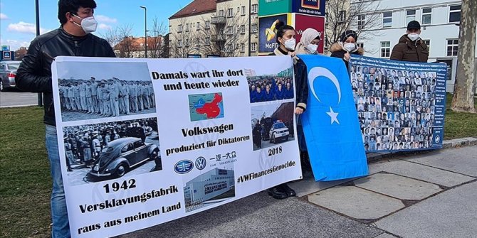 Avusturya’da Uygur Türkleri, otomobil üreticisi Volkswagen firmasını protesto etti