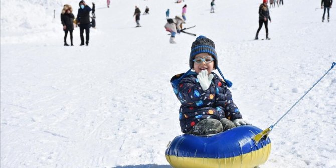 Kayak merkezlerinde en fazla kar kalınlığı 159 santimetreyle Hakkari'de ölçüldü