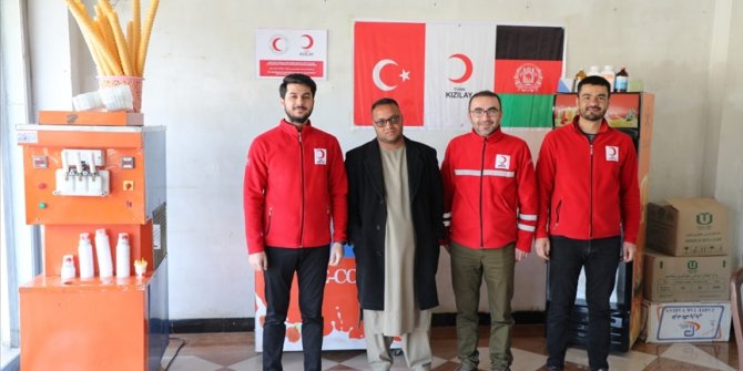 Türk Kızılay ülkesine dönen Afganlara iş imkanı sağlıyor