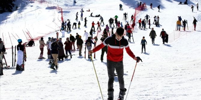 Ilgaz 2-Yurduntepe Kayak Merkezi'nde hafta sonu yoğunluğu yaşanıyor