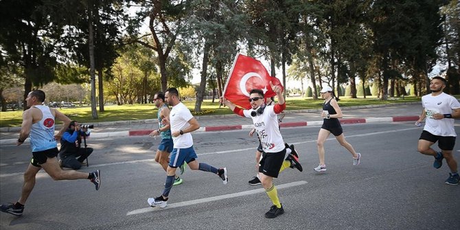 Antalya'da düzenlenen Runatolia Maratonu'nda 3 bin 500 kişi yarıştı