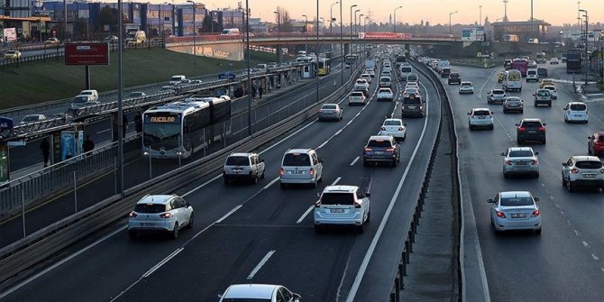 İstanbul'da sokağa çıkma kısıtlamasının sona ermesiyle trafik yoğunluğu arttı