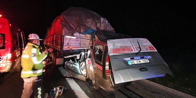 TIR'a arkadan çarpan hafif ticari araçtaki 3 kişi öldü
