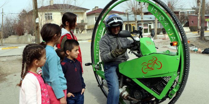 İranlı heykeltıraşın yaptığı tek tekerlekli motosiklet görenleri şaşırtıyor