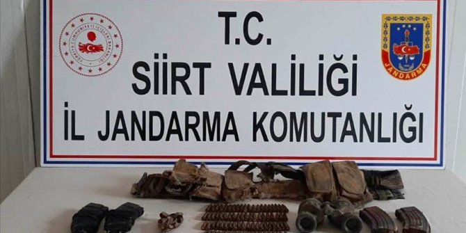 Siirt'te PKK'lı teröristlerin kayalıklara gizlediği el bombası ve mühimmat ele geçirildi