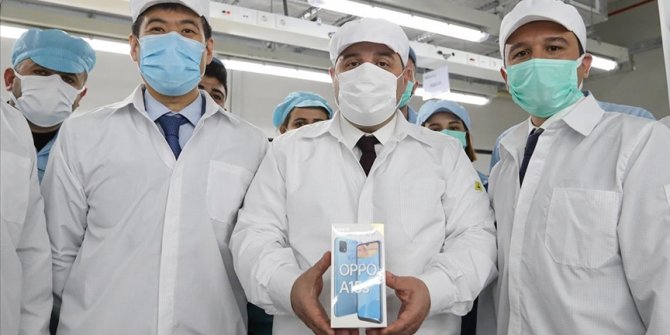 Bakan Varank: Oppo'nun Tuzla'da yapımı devam eden fabrikasında test üretimine başlandı