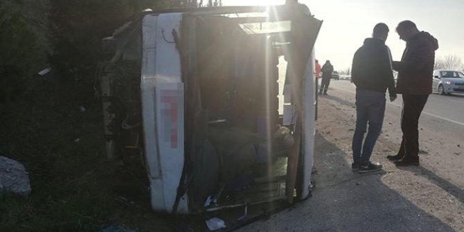 Lastiği patlayan yolcu otobüsü, su kanalına devrildi: 18 yaralı