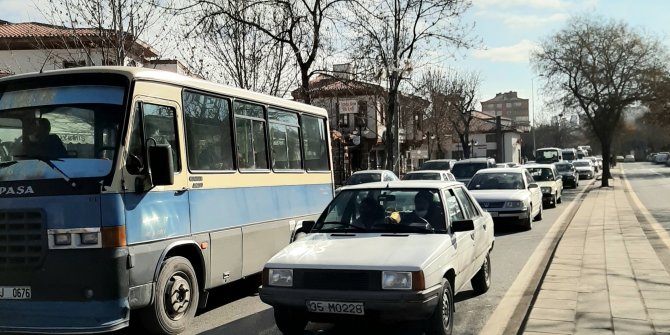 Başkent'in ana arterlerinde araçlar güçlükle ilerledi