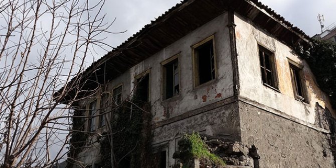 Trabzon'da defineciler tarihi evi talan etti