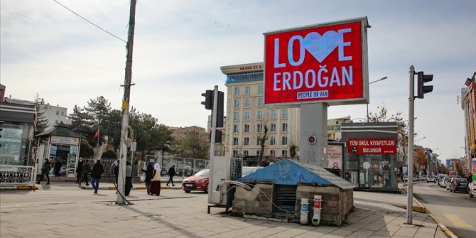 Van'da 3 dilde 'Love Erdoğan' görseli ekranlara yansıtıldı
