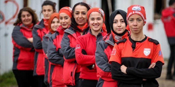 Kimi eczacı kimi muhasebeci arama kurtarma gönüllüsü kadınlar hazır kıta bekliyor