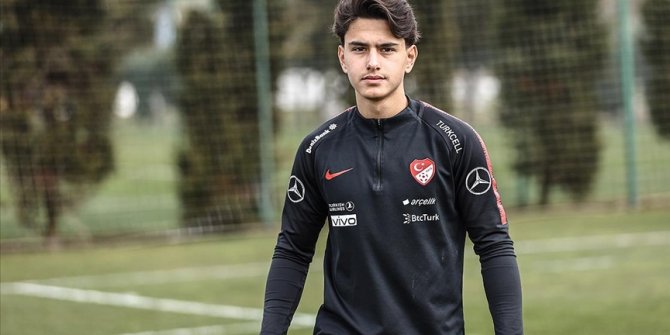 Bayer Leverkusen'in genç yıldızı Samed Onur ay-yıldızlı formayı giymekten gurur duyuyor