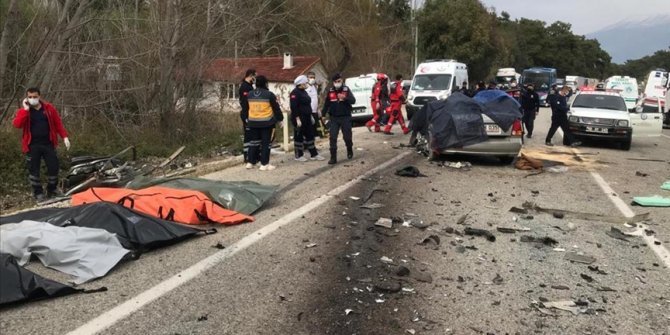 Muğla'da tırla otomobil çarpıştı: 5 ölü