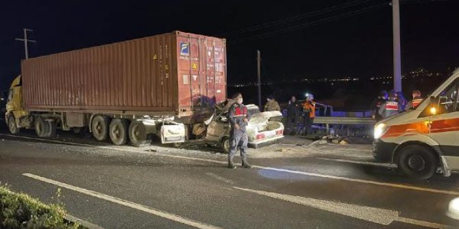 TIR'a çarpan otomobilin sürücüsü öldü