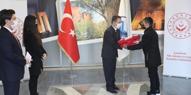 18 Mart'ta Şehitler Abidesi'nde göndere çekilecek Türk bayrağı Çanakkale'ye ulaştı