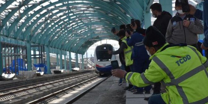 YHT, Sivas'ta ilk kez tarihi tren garında