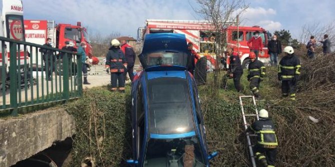 Düzce'de dereye düşen otomobildeki anne-kız yaralandı