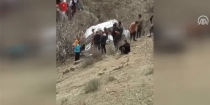 Batman'da öğrenci servisi devrildi: 2 ölü, 22 yaralı