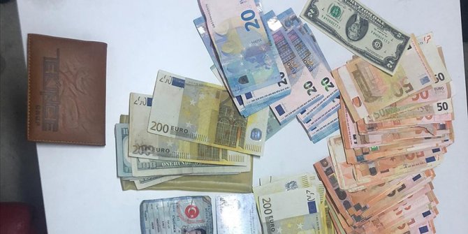 İzmir'de sahte parayla cep telefonu almaya çalışan 6 şüpheli yakalandı