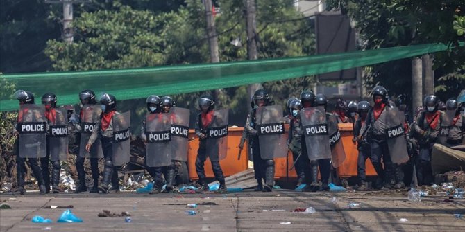 Hindistan'a sığınan Myanmarlı polisler, göstericileri öldürmeye zorlanacakları için kaçtıklarını söyledi