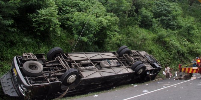 Endonezya'da otobüs vadiye uçtu: 27 ölü, 39 yaralı