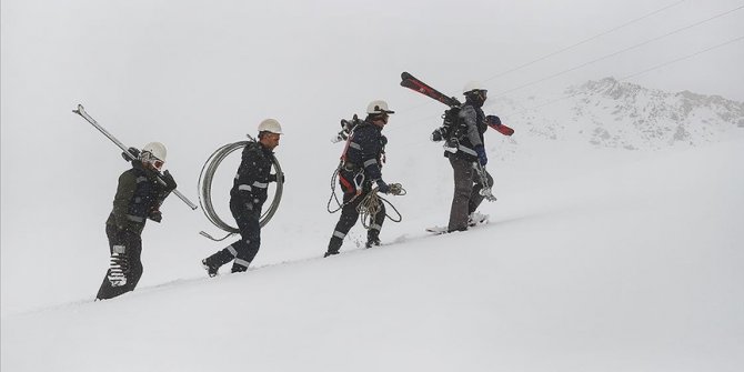 Hakkari'de elektrik arıza ekipleri profesyonel dağcı ve kayakçıları aratmıyor