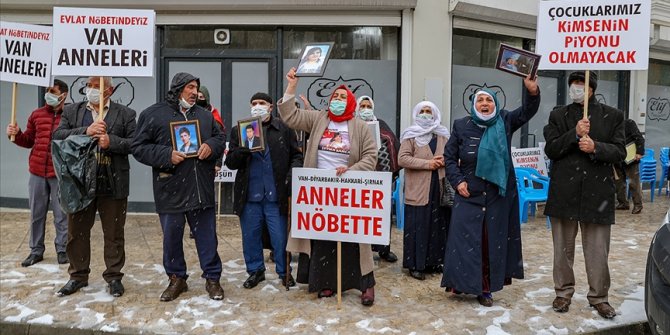 Vanlı aileler çocuklarına kavuşmak için HDP İl Başkanlığı önünde eylem yaptı
