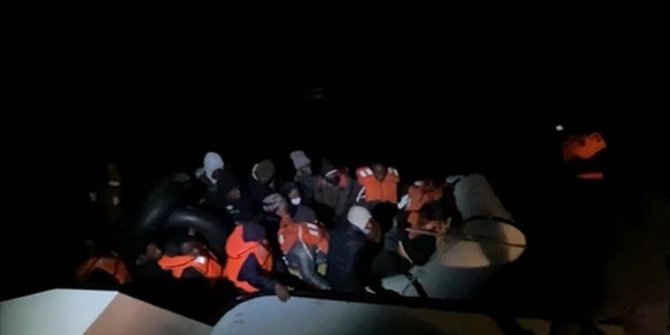 İzmir'de fırtınada lastik botla sürüklenen 34 sığınmacı kurtarıldı