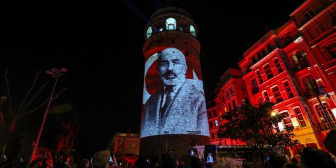 İstiklal Marşı'nın 100. yılına özel Galata Kulesi'nde ışık gösterisi yapıldı