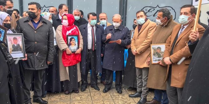 Çocuklarına kavuşmak için HDP İl Başkanlığı önünde eylem yapan Vanlı ailelere destek