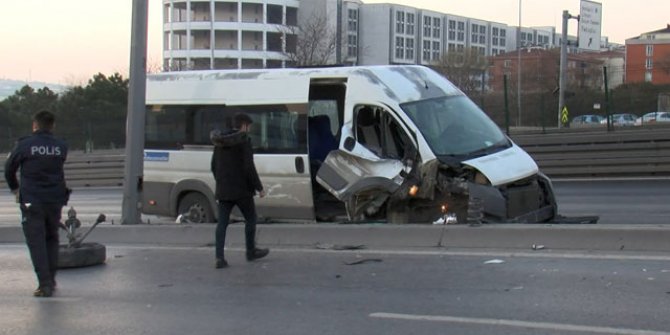 Esenyurt'ta minibüsle otomobil çarpıştı: 8 yaralı