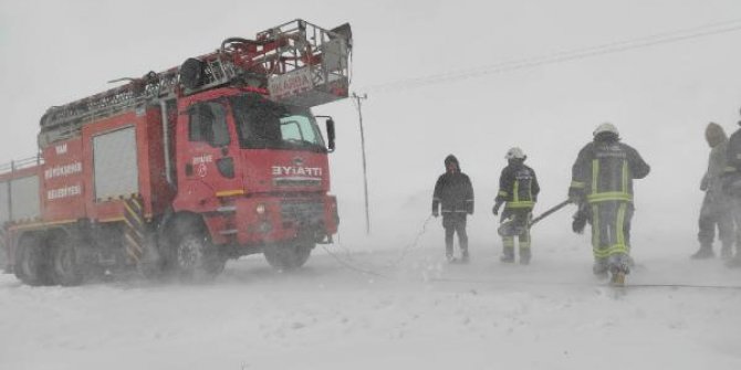 Van'da 'kar' kazaları; 1 ölü, 8 yaralı