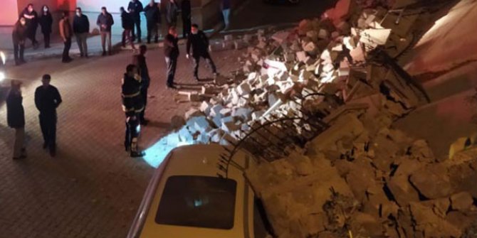 Nevşehir'de istinat duvarı çöktü, 3 otomobilde hasar oluştu