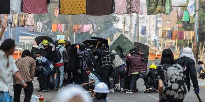 Myanmar'da cunta muhalifi liderden 'protestocuları orduya karşı savunma' sözü