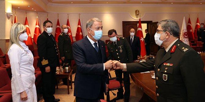 Bakan Akar, sağlık personeli ile bir araya geldi