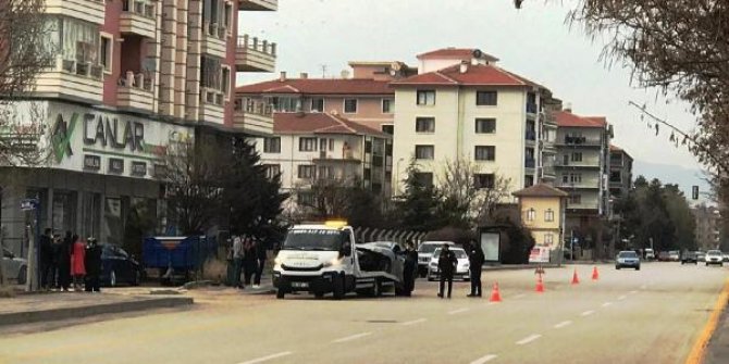 Duvara çarpıp devrilen otomobil, kaldırımdaki yayaları ezdi: 7 yaralı