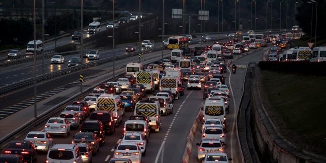 İstanbul'da sokağa çıkma kısıtlamasının sona ermesiyle trafik yoğunluğu arttı