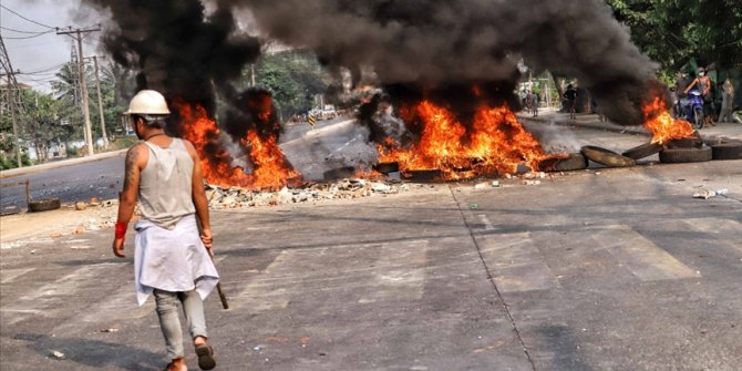 Myanmar'da güvenlik güçlerinin protestoculara silahlı müdahalesi can kayıplarını artırıyor