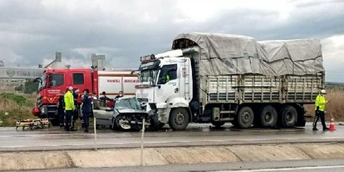 Soma'da refüjü aşıp karşı şeride geçen otomobil, kamyonla çarpıştı: 3 ölü, 1 yaralı